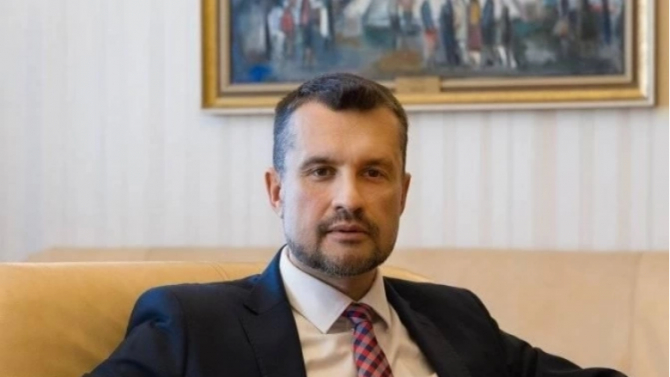 Бившият началник на кабинета на Радев закопа протеста 