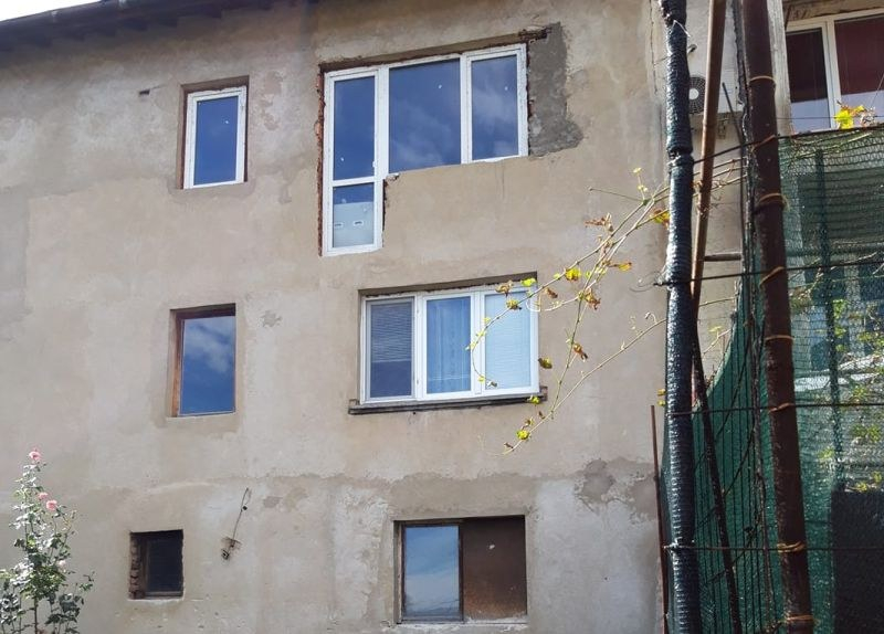 Архитектурно чудо: Мрежата гърми от пернишката Врата за свекърви СНИМКИ