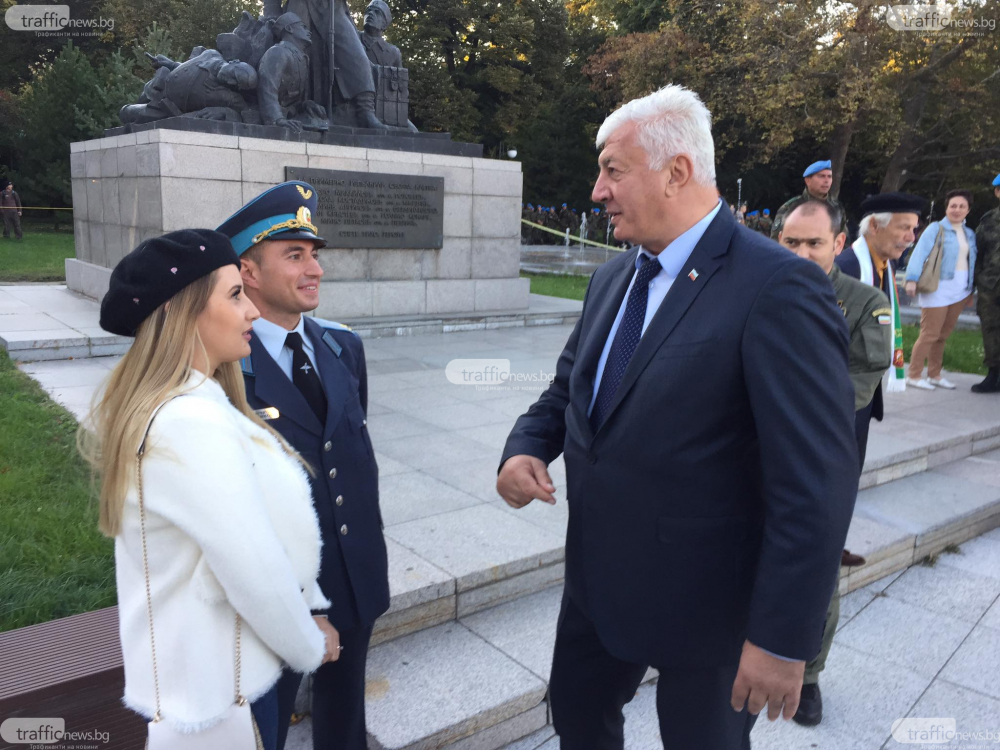 Никола скочи от самолет в Пловдив, а като се разтвори парашутът му и всички ахнаха СНИМКИ