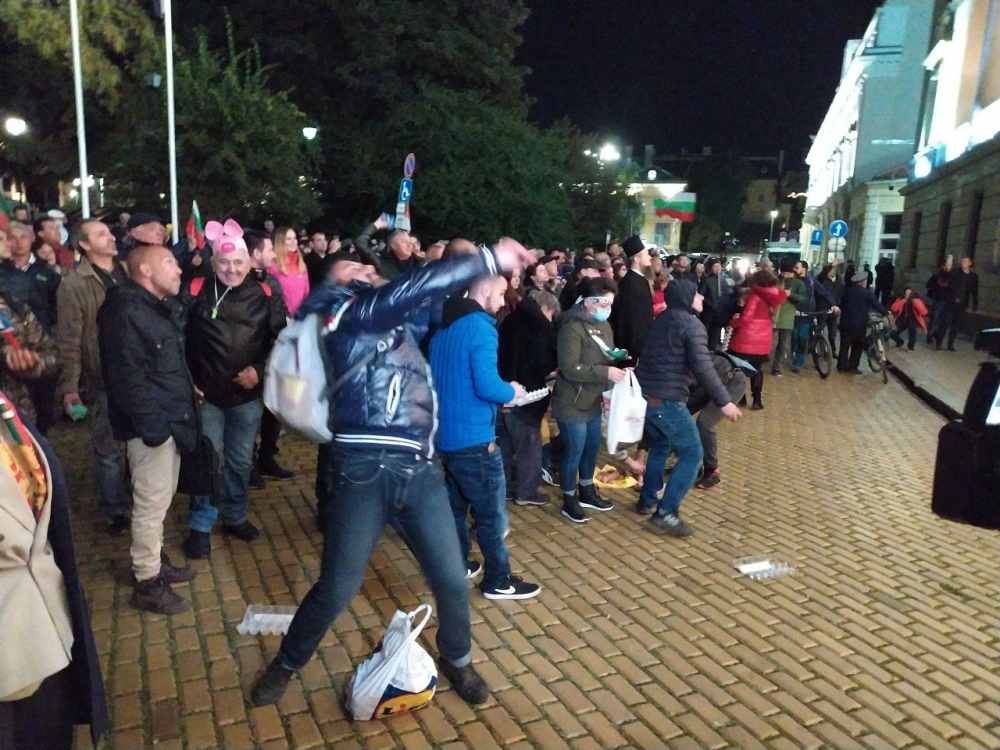 Протестиращите в София направиха голямо мазало, намериха си нова жертва СНИМКИ