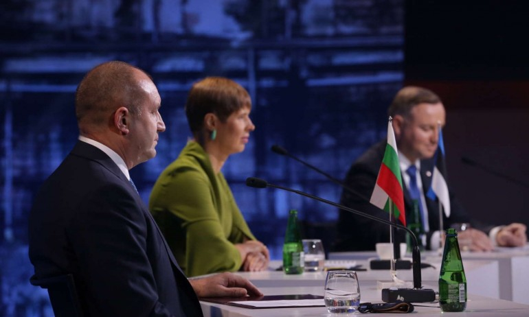 Мрежата пита Радев: Защо не каза и на естонците, че К-19 няма 