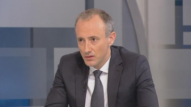 Просветният министър с важни новини за учениците насред кризата 