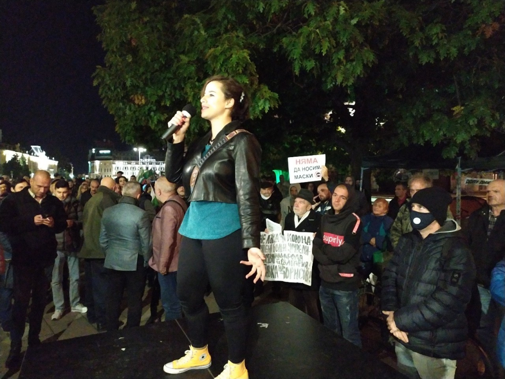 Протестиращите със скандална изцепка на Ларгото: Горят маски, защото били по-опасни от К-19 СНИМКИ