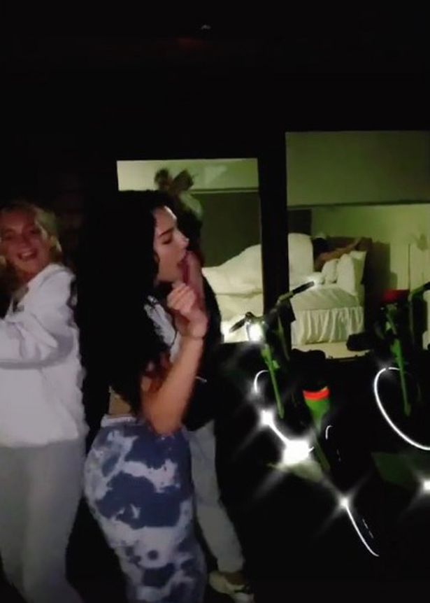 Блогъри заснеха ВИДЕО 18+, без да забележат, че влюбена двойка прави секс на заден план