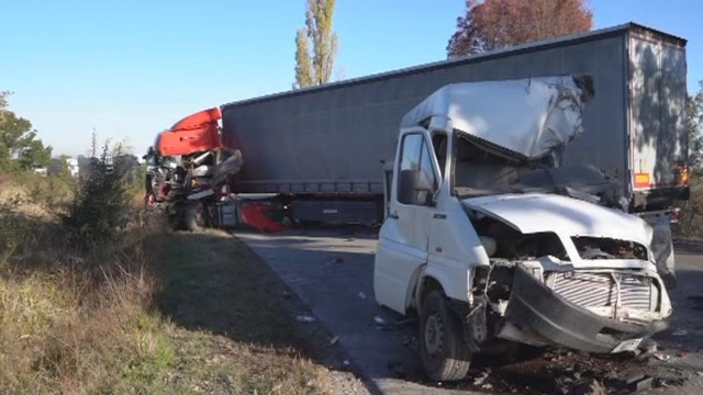 Първи страшни СНИМКИ от касапницата с тир и бус на пътя Видин - Монтана