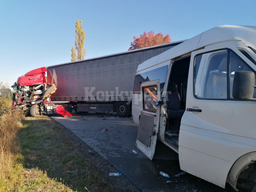 Първи страшни СНИМКИ от касапницата с тир и бус на пътя Видин - Монтана