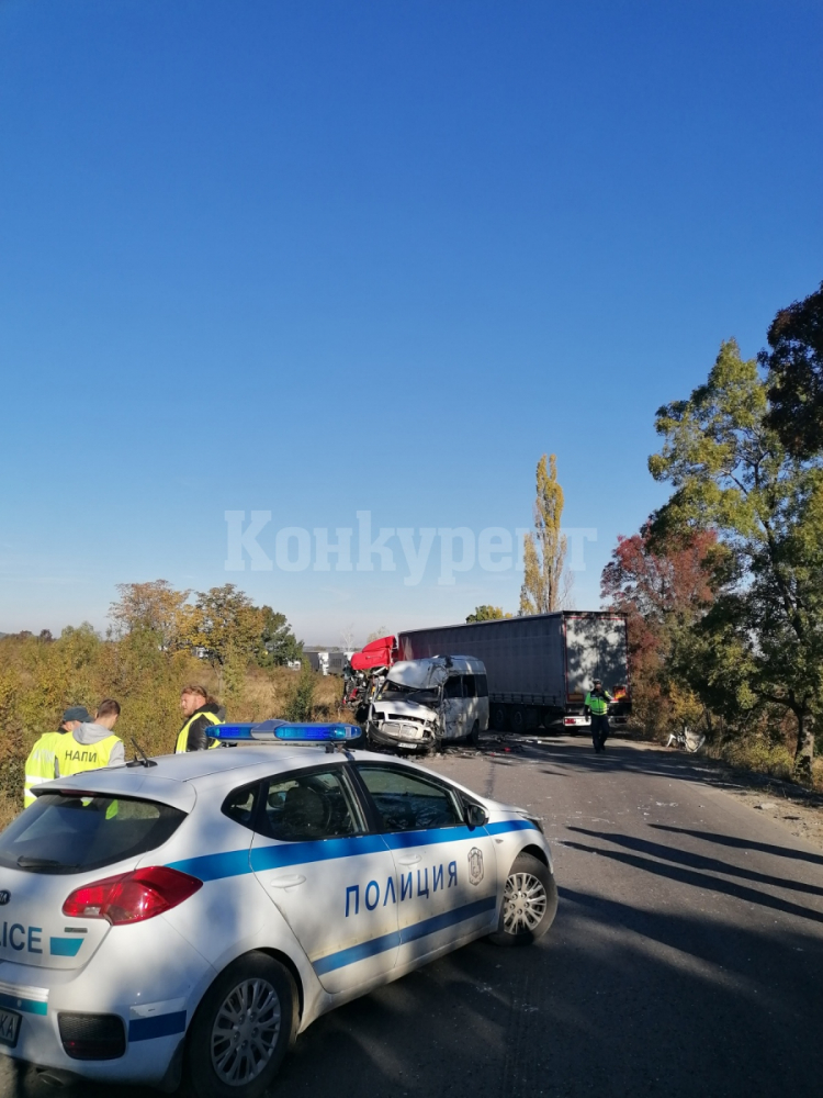 Първи страшни СНИМКИ от касапницата с тир и бус на пътя Видин - Монтана