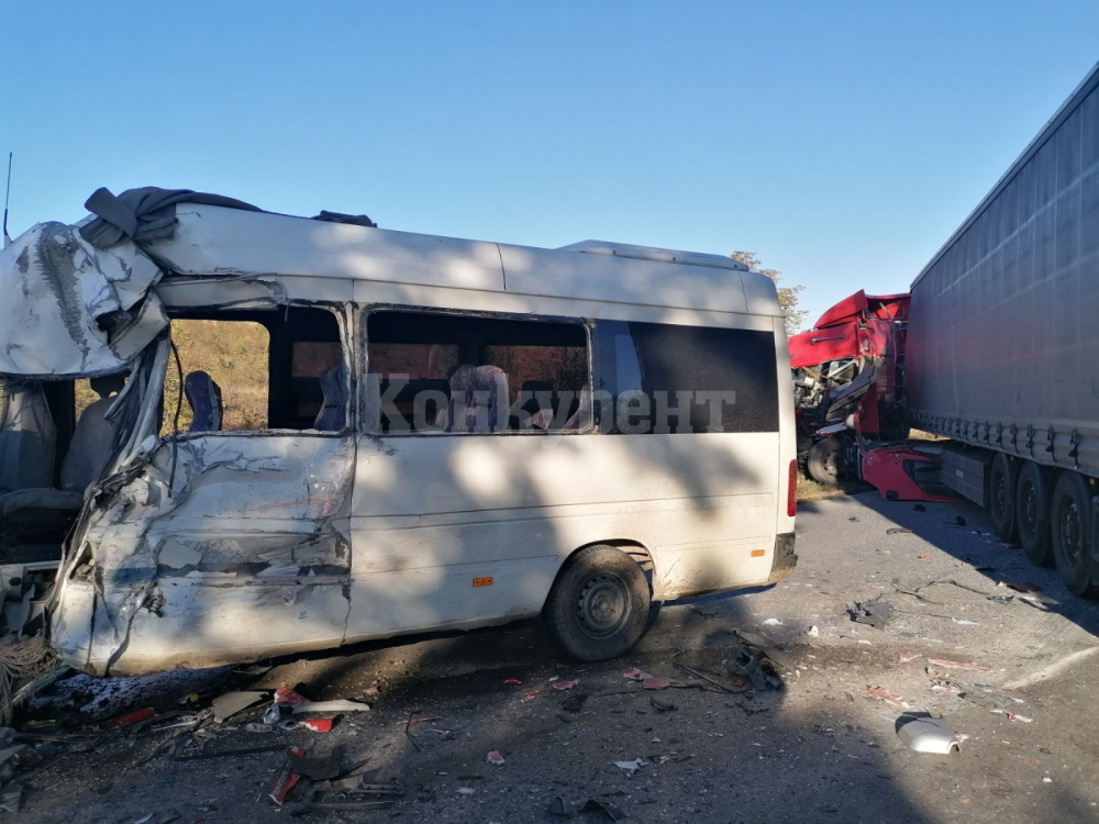 Първи страшни СНИМКИ от касапницата с тир и бус на пътя Видин - Монтана