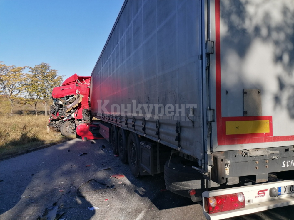 Първи страшни СНИМКИ от касапницата с тир и бус на пътя Видин - Монтана