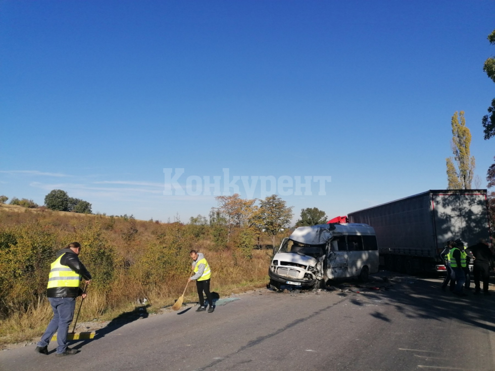 Първи страшни СНИМКИ от касапницата с тир и бус на пътя Видин - Монтана