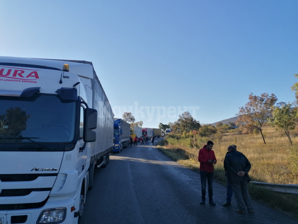 Първи страшни СНИМКИ от касапницата с тир и бус на пътя Видин - Монтана
