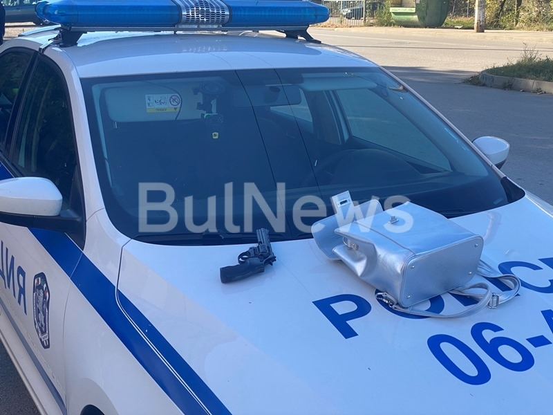 Ужас във Враца:  Жена насочи зареден пистолет срещу бременна в тролей, 4 патрулки го обградиха СНИМКИ