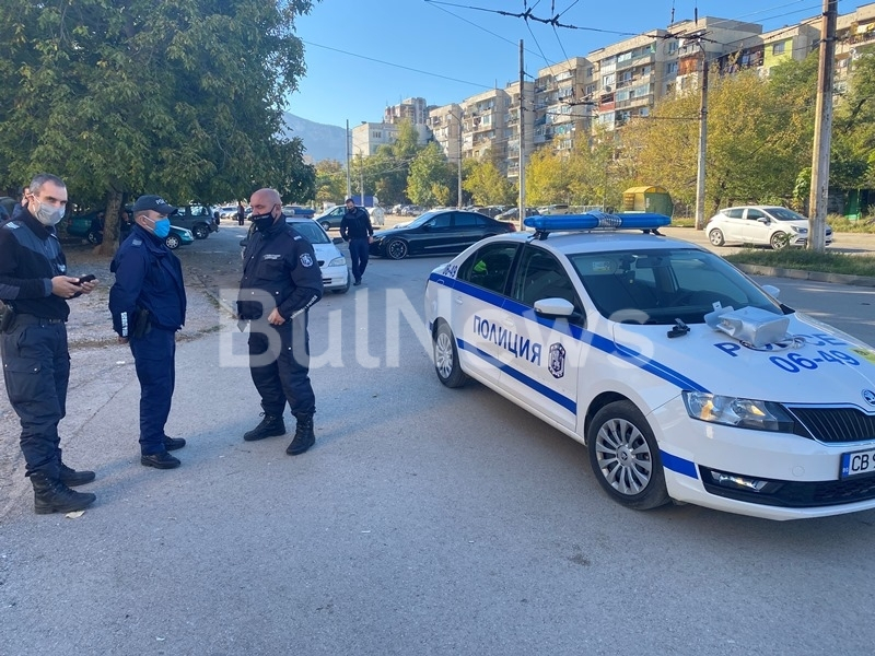 Ужас във Враца:  Жена насочи зареден пистолет срещу бременна в тролей, 4 патрулки го обградиха СНИМКИ