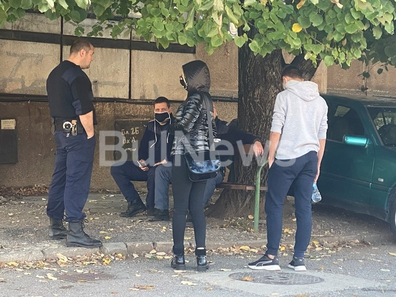 Ужас във Враца:  Жена насочи зареден пистолет срещу бременна в тролей, 4 патрулки го обградиха СНИМКИ