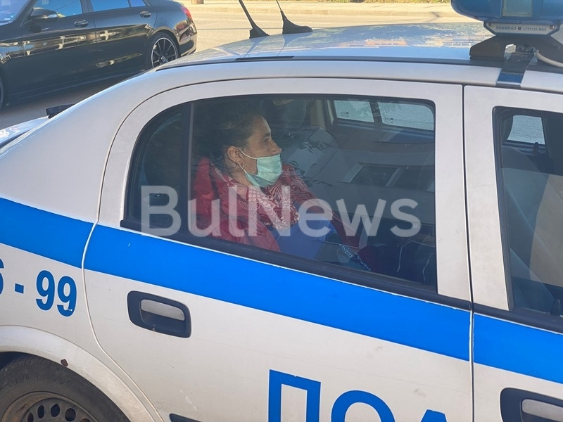 Ужас във Враца:  Жена насочи зареден пистолет срещу бременна в тролей, 4 патрулки го обградиха СНИМКИ