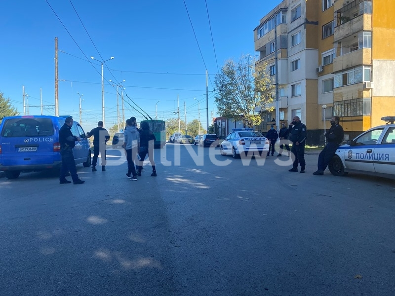 Ужас във Враца:  Жена насочи зареден пистолет срещу бременна в тролей, 4 патрулки го обградиха СНИМКИ