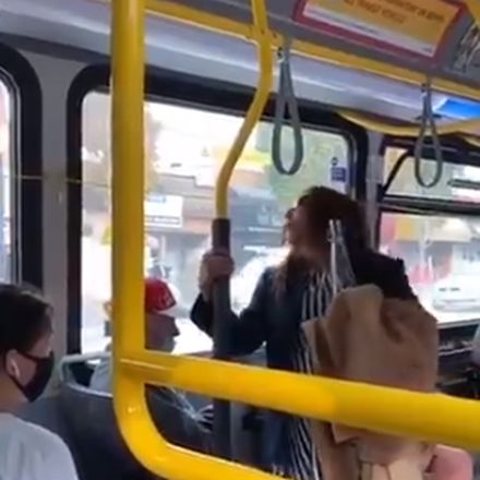 COVID-19 атака: Жена без маска наплю мъж в рейса, отговорът беше брутален ВИДЕО