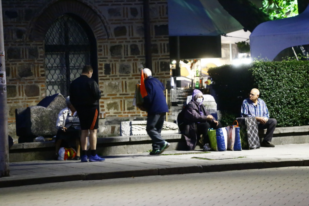 Шепа демонстранти се събраха за поредна вечер на Ларгото СНИМКИ 