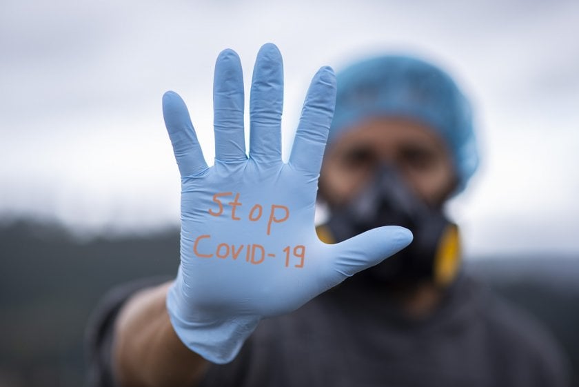 По-малко новозаразени с COVID-19 у нас от четвъртък, но като видите с колко...