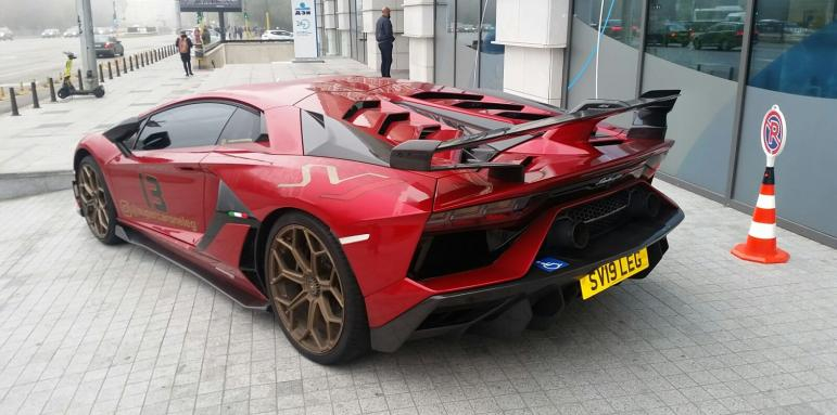 Класика като Vivaldi: Lamborgini с лепенка на инвалид блокира тротоар в София СНИМКА