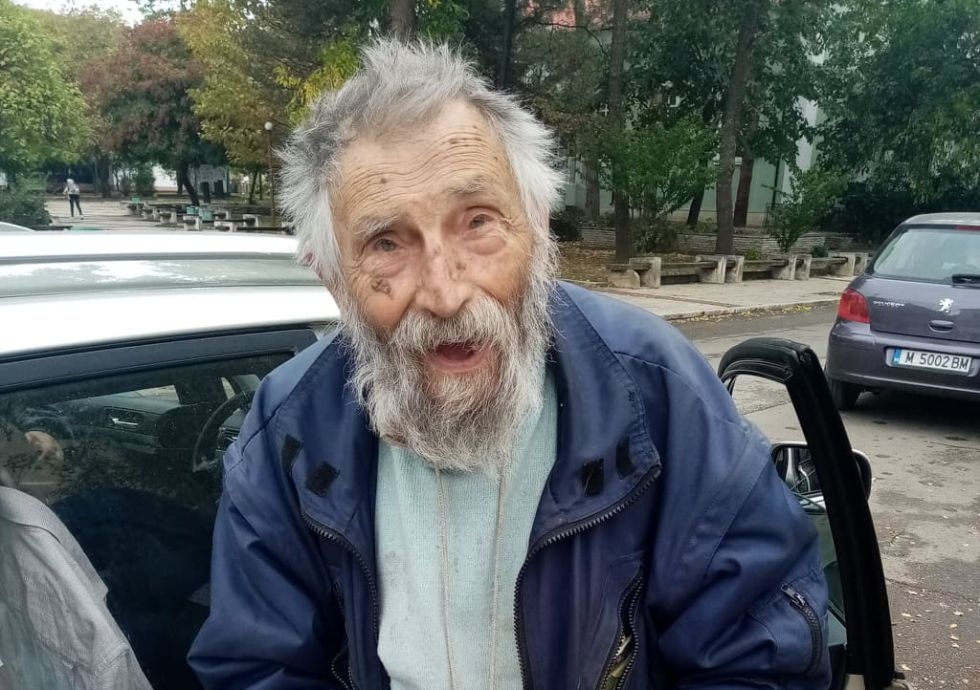 Тъжната история на 91-годишния художник на Левски, който спи в каруца СНИМКИ