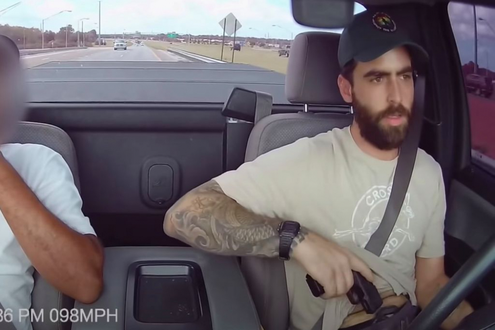 Свада: Шофьор стреля в друга кола през предното стъкло на пикапа си ВИДЕО