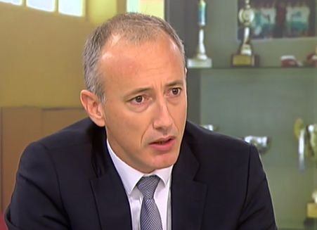 Министър Вълчев с тест за COVID-19, резултатът му е...