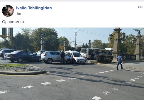 Първо в БЛИЦ! Брутална катастрофа с линейка на "Орлов мост" в София