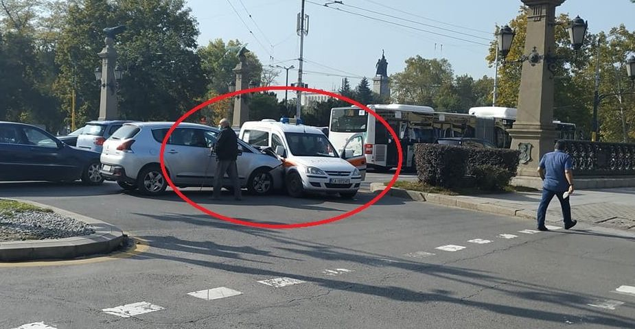 Кървави новини след страшното меле с линейка на "Орлов мост" в София СНИМКИ