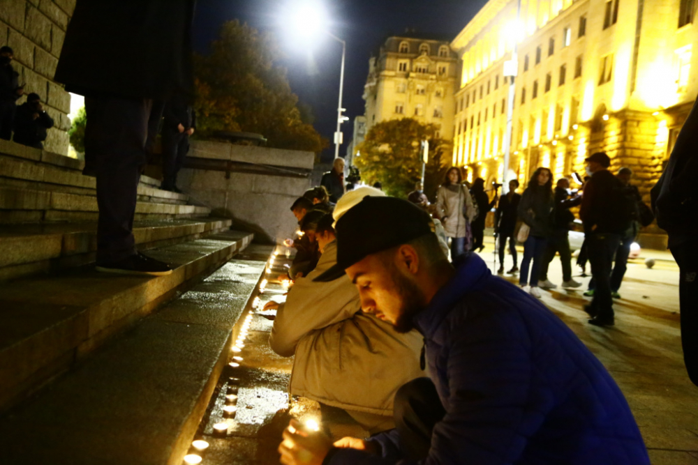 Шепа хора ожалиха протеста с поп и жалейки СНИМКИ