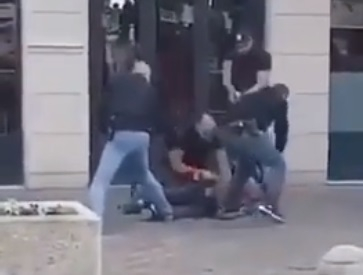 Мъж нападна с нож и викове "Аллах Акбар!" полицаи, застреляха го от упор!  ВИДЕО 18+