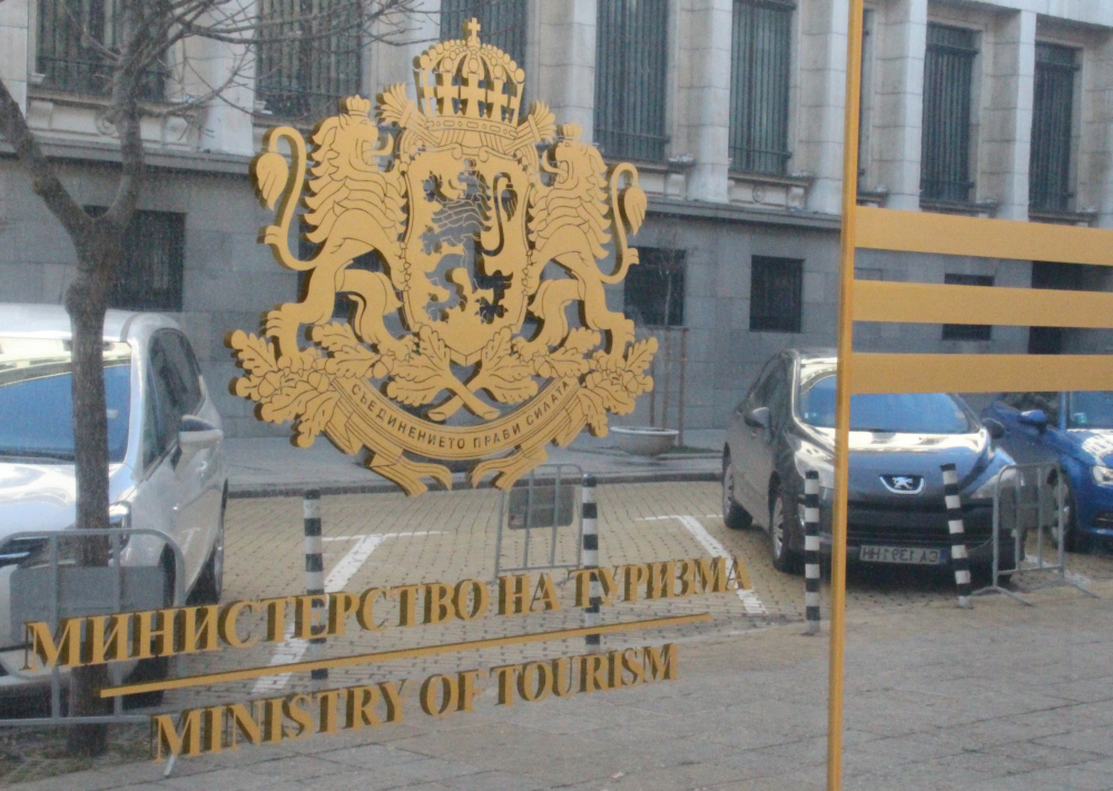 Извънредно! Затварят Министерството на туризма, заразена с К-19 е...