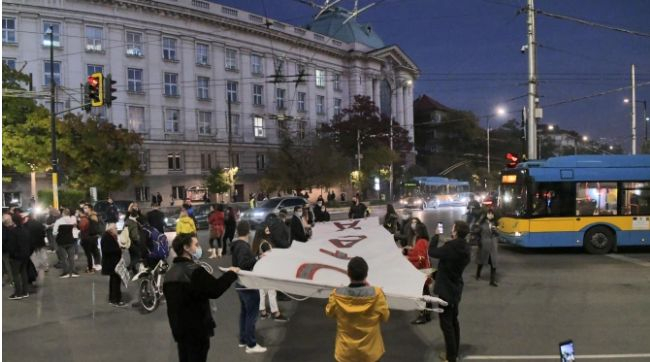 Напрежение: Студенти блокираха движението пред СУ