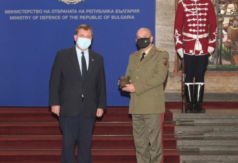 Ген. Мутафчийски отиде при Каракачанов, който му даде...
