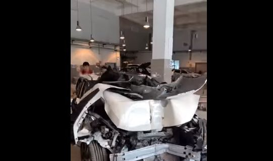 Зрелищни ВИДЕА: Нов Nissan бе смачкан при катастрофа, но се случи нещо изумително
