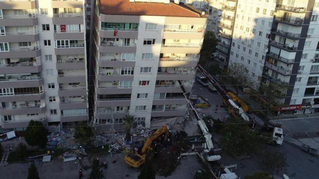 Ужасът в Измир: Три крана държат 11-етажната сграда, за да не падне върху затиснатите в мазето хора СНИМКИ