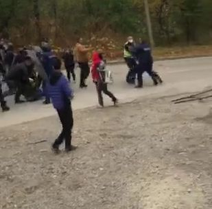 Бесен екшън между подивели цигани и полиция в Перник, женски писъци огласиха града ВИДЕО