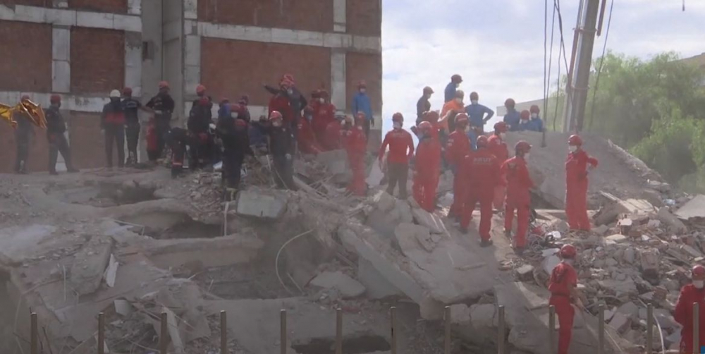 Чудо в Измир: Извадиха 2 живи деца под развалините от силния трус  ВИДЕО