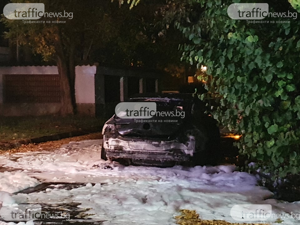 Нов мерцедес е запален умишлено край Гребната база в Пловдив СНИМКИ