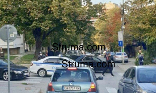 Съпругата на известен петрички бизнесмен подкара колата и направи голяма беля