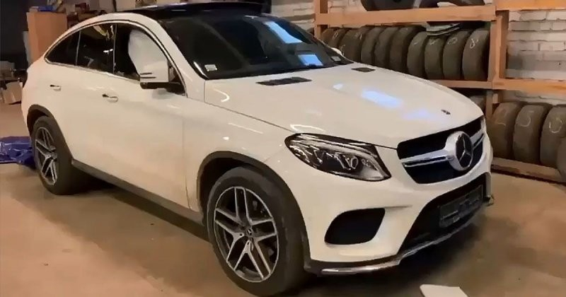Зрелищни ВИДЕА: Последиците от експлозия на колело на камион до нов Mercedes