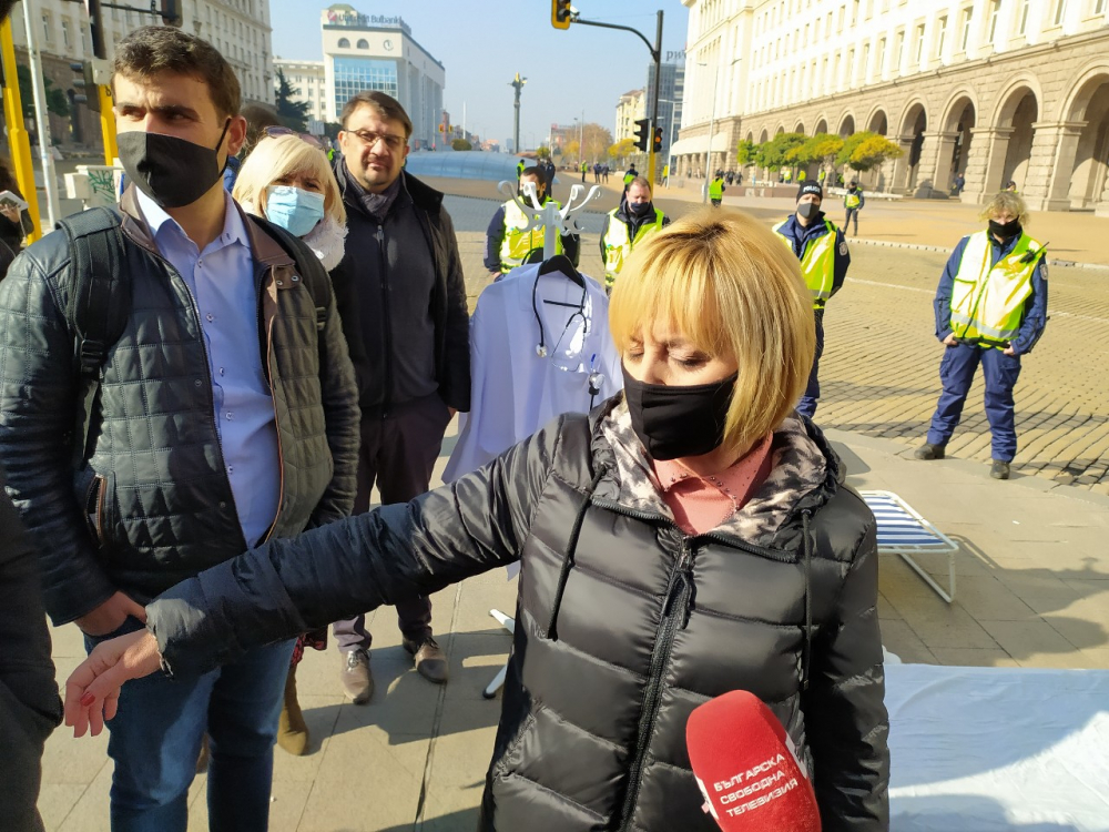 Адв. Хаджигенов потъпка К-19 забрана на протест на Мая и "Отровното трио" пред МС СНИМКИ