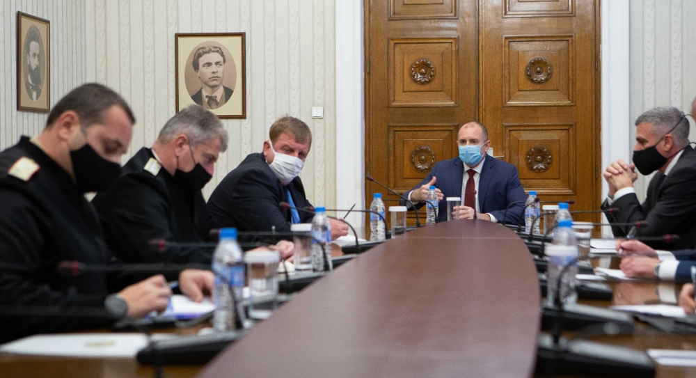 Президентът обсъди с Каракачанов мерките за опазване здравето на военнослужещите СНИМКИ