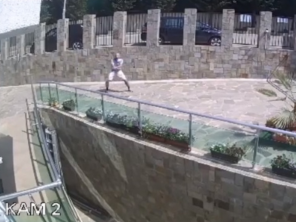 Вижте скандалния швейцарец политик от Созопол в действие ВИДЕО 