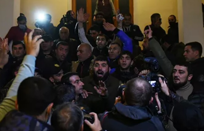Опит за преврат и погроми в Ереван след споразумението за мир в Нагорни Карабах ВИДЕО  