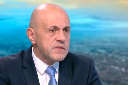 Дончев каза защо няма да има КПП-та и колко е впечатлен от "живия класик" Радев
