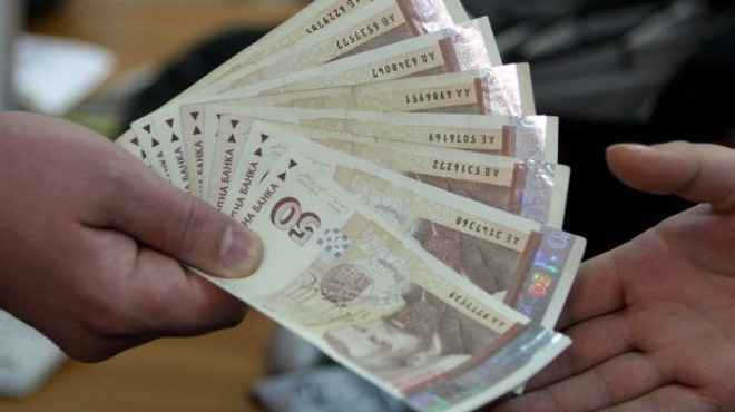Остават ли чиновниците без коледни бонуси?