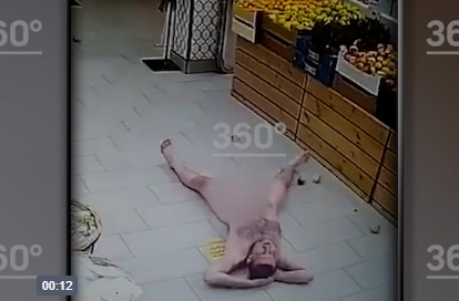 Скандално 18+ ВИДЕО: Чисто гол мъж нахлу в супермаркет, грабна плодове и ... 