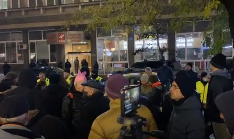 Нападнаха известна журналистка от Нова телевизия пред сградата на БНТ