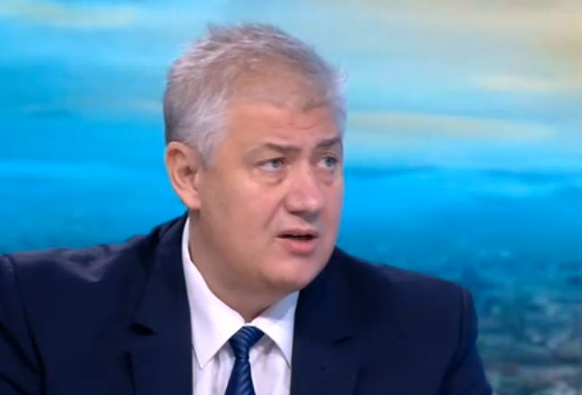 Проф. Балтов пак захапа доц. Мангъров и обясни защо много млади хора са интубирани